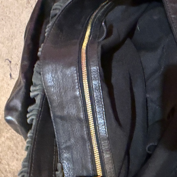 Gucci black leather hobo bag with gold detail - Picture 4 of 6